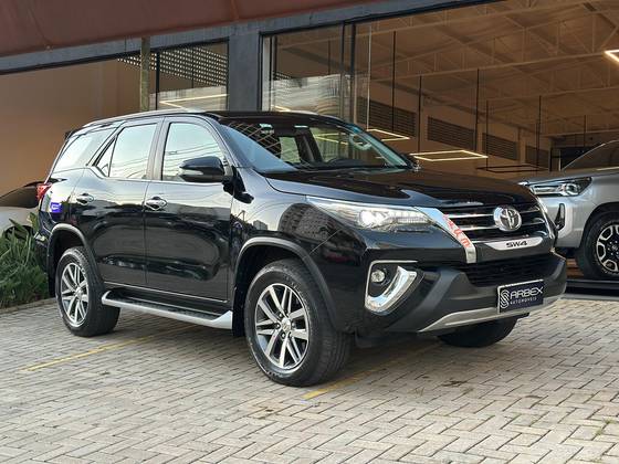 TOYOTA HILUX SW4 2.8 SRX 4X4 7 LUGARES 16V TURBO INTERCOOLER DIESEL 4P AUTOMÁTICO TOYOTA HILUX SW4 2.8 SRX 4X4 7 LUGARES 16V TURBO INTERCOOLER DIESEL 4P AUTOMÁTICO